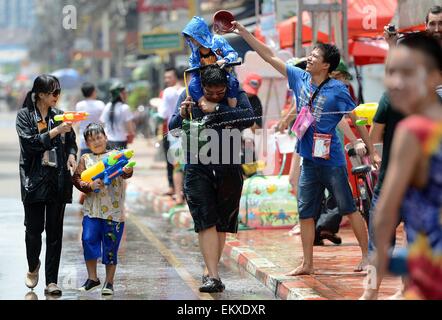 Vientiane, Laos. 14 avr, 2015. Les gens prennent part à des batailles de l'eau éclaboussant à Vientiane, au Laos, le 14 avril 2015. Les gens ont célébré le festival de l'eau éclaboussant ou le Nouvel An traditionnel du 14 au 16 avril. Credit : Liu Ailun/Xinhua/Alamy Live News Banque D'Images