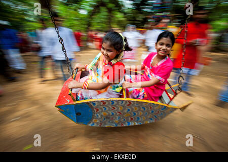 Dhaka, Bangladesh. 14 avr, 2015. Enfants bangladais célèbrent la nouvelle année 1422 Bengali. Des milliers ont tourné dans les rues, parcs et espaces ouverts depuis le matin, comme le jour est un jour férié. © K M Asad/ZUMA/ZUMAPRESS.com/Alamy fil Live News Banque D'Images