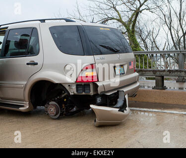 Sur Roue manquante sur les lieux d'un accident de voiture - USA Banque D'Images