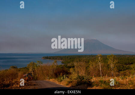 Le volcan du mont Lewotolok est vu depuis une route menant à la colline de Waijarang sur l'île de Lembata, Lembata, Nusa Tenggara est, Indonésie. Banque D'Images