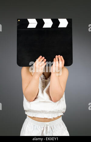 Kid holding clapper board Banque D'Images