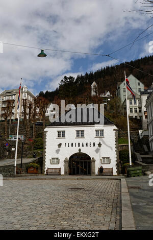 Entrée du Fløyen tramway, qui vous amène vers le point de vue Fløyen surplombant la ville et le port, de Bergen, Norvège. Banque D'Images