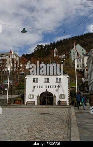 Entrée du Fløyen tramway, qui vous amène vers le point de vue Fløyen surplombant la ville et le port, de Bergen, Norvège. Banque D'Images