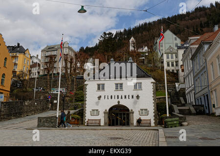 Entrée du Fløyen tramway, qui vous amène vers le point de vue Fløyen surplombant la ville et le port, de Bergen, Norvège. Banque D'Images