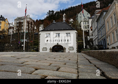 Entrée du Fløyen tramway, qui vous amène vers le point de vue Fløyen surplombant la ville et le port, de Bergen, Norvège. Banque D'Images