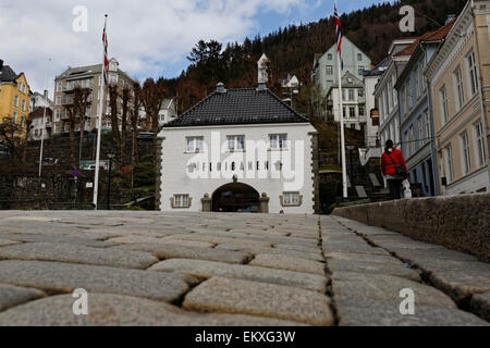 Entrée du Fløyen tramway, qui vous amène vers le point de vue Fløyen surplombant la ville et le port, de Bergen, Norvège. Banque D'Images