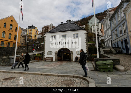 Entrée du Fløyen tramway, qui vous amène vers le point de vue Fløyen surplombant la ville et le port, de Bergen, Norvège. Banque D'Images