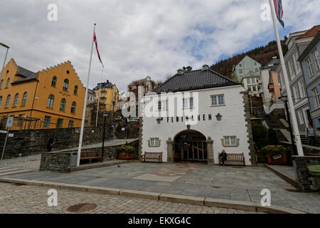 Entrée du Fløyen tramway, qui vous amène vers le point de vue Fløyen surplombant la ville et le port, de Bergen, Norvège. Banque D'Images