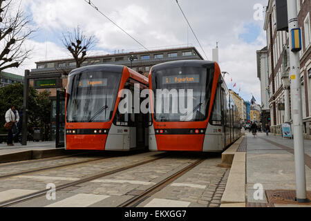 Bybanen Bergen Light Rail sur la voie du centre-ville, relié au sud à Bergen, Norvège. Banque D'Images