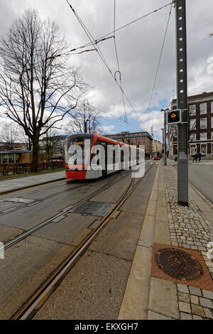 Bybanen Bergen Light Rail sur la voie du centre-ville, relié au sud à Bergen, Norvège. Banque D'Images