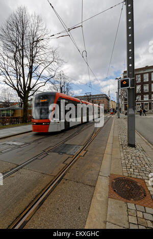 Bybanen Bergen Light Rail sur la voie du centre-ville, relié au sud à Bergen, Norvège. Banque D'Images