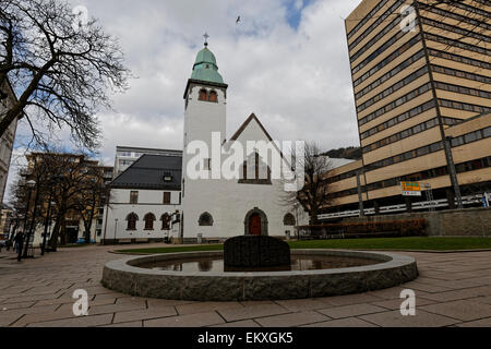 L'église en brique de plâtre blanc : l'église St Jacob, Bergen Banque D'Images