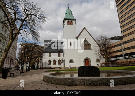 L'église en brique de plâtre blanc : l'église St Jacob, Bergen Banque D'Images