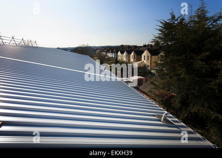 Toiture à joint debout avec des blocs d'arrêt de chute et de sécurité sur le fil Banque D'Images