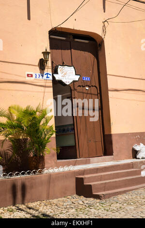 Cuba Trinidad Carmelina de la Paz Hostal Restaurante restaurant populaire hôtel guest house soulevées contre les inondations de la chaussée Banque D'Images