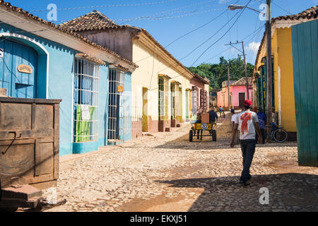 Cuba Trinidad Scène de rue typiques maisons maisons cubaines avec volets bois métal barres sur les routes pavées de galets de windows Banque D'Images