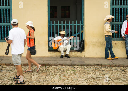 Cuba Trinidad Plaza Mayor rue pavée, l'homme sur scène routière porte joue de la guitare busk busker stetson chapeaux de paille Banque D'Images