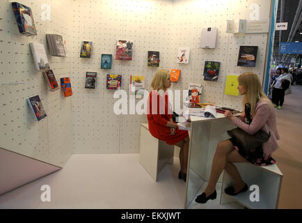 Londres, Royaume-Uni. 14 avr, 2015. Un exposant (L) communique avec un visiteur à la Foire du livre de Londres à Olympia, Londres, Angleterre le 14 avril 2015. La Foire du livre de Londres se tiendra du 14 au 16 avril. Credit : Han Yan/Xinhua/Alamy Live News Banque D'Images