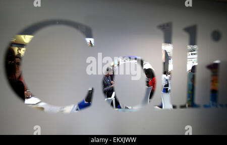 Londres, Royaume-Uni. 14 avr, 2015. Communiquer avec leurs visiteurs exposants à la Foire du livre de Londres à Olympia, Londres, Angleterre le 14 avril 2015. La Foire du livre de Londres se tiendra du 14 au 16 avril. Credit : Han Yan/Xinhua/Alamy Live News Banque D'Images