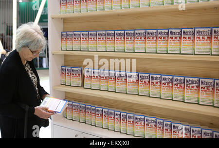 Londres, Royaume-Uni. 14 avr, 2015. Un Reader ressemble à un livre à la Foire du livre de Londres à Olympia, Londres, Angleterre le 14 avril 2015. La Foire du livre de Londres se tiendra du 14 au 16 avril. Credit : Han Yan/Xinhua/Alamy Live News Banque D'Images