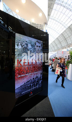 Londres, Royaume-Uni. 14 avr, 2015. Un visiteur passe par un stand à la Foire du livre de Londres à Olympia, Londres, Angleterre le 14 avril 2015. La Foire du livre de Londres se tiendra du 14 au 16 avril. Credit : Han Yan/Xinhua/Alamy Live News Banque D'Images