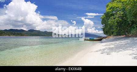 Magnifique lagon avec bateau longtail. Thaïlande Banque D'Images