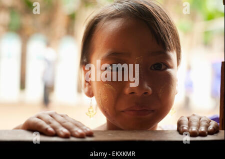 Karen enfant réfugié au camp de réfugiés de Mae La, Mae Sot en Thaïlande Banque D'Images