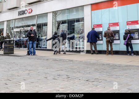 La banque HSBC - York branche principale dans le centre-ville avec des gens à l'aide d'un distributeur de billets guichets automatiques ATM. Banque D'Images