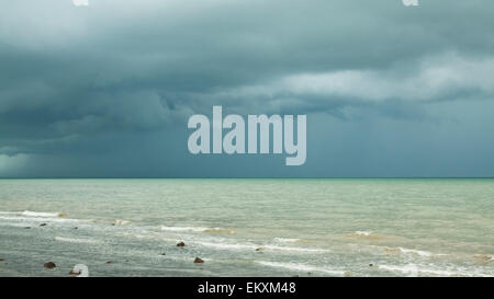 Les nuages de tempête sur la mer - la plage de Kep, au Cambodge, en Asie. Banque D'Images