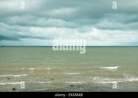 Les nuages de tempête sur la mer - la plage de Kep, au Cambodge, en Asie. Banque D'Images