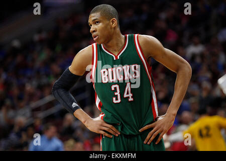 13 avril 2015 : Milwaukee Bucks avant Giannis Antetokounmpo (34) au cours de la NBA match entre les Milwaukee Bucks et les Philadelphia 76ers au Wells Fargo Center de Philadelphie, Pennsylvanie. Les Milwaukee Bucks gagné 107-97. Banque D'Images