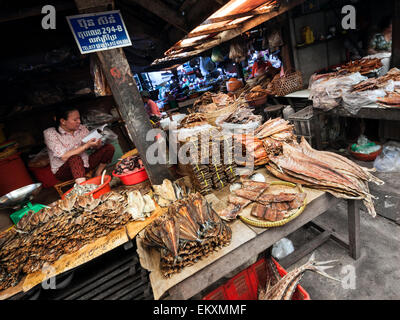 Marché Central couvert à Kampot, Cambodge - Asie. Banque D'Images