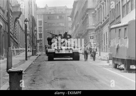 Prague, Tchécoslovaquie. Fin du Printemps de Prague, une période de libéralisation politique en Tchécoslovaquie à l'époque de sa domination par l'Union soviétique après la Seconde Guerre mondiale. Un réservoir de patrouilles dans Wenselas carré comme les sections locales à pied par. Août 1968. Banque D'Images