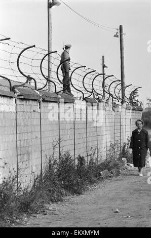 Vue sur le mur de Berlin avec des soldats en patrouille. Octobre 1961. Banque D'Images