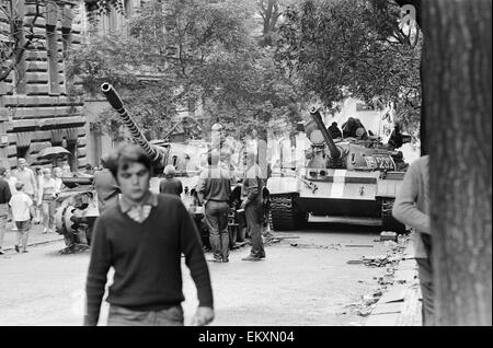 Prague, Tchécoslovaquie. Fin du Printemps de Prague, une période de libéralisation politique en Tchécoslovaquie à l'époque de sa domination par l'Union soviétique après la Seconde Guerre mondiale. République tchèque enfants jouant sur une fédération de réservoir. Août 1968. Banque D'Images