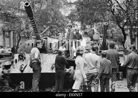 Prague, Tchécoslovaquie. Fin du Printemps de Prague, une période de libéralisation politique en Tchécoslovaquie à l'époque de sa domination par l'Union soviétique après la Seconde Guerre mondiale. République tchèque enfants jouant sur une fédération de réservoir. Août 1968. Banque D'Images