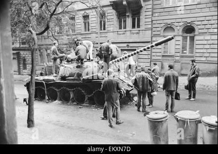 Prague, Tchécoslovaquie. Fin du Printemps de Prague, une période de libéralisation politique en Tchécoslovaquie à l'époque de sa domination par l'Union soviétique après la Seconde Guerre mondiale. République tchèque enfants jouant sur une fédération de réservoir. Août 1968. Banque D'Images