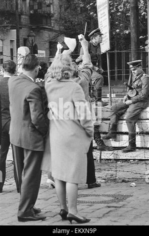 Vue sur le mur de Berlin avec des soldats en patrouille. Octobre 1961. Banque D'Images