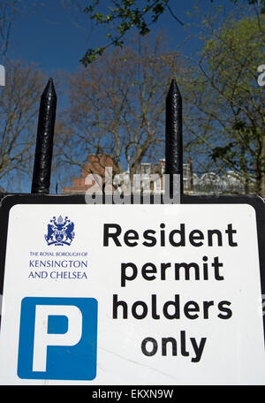 Les détenteurs de permis de résident parking sign dans le Royal Borough de Kensington et Chelsea, Londres, Angleterre Banque D'Images