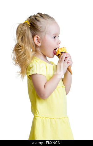 Happy kid girl eating icecream isolé en studio Banque D'Images