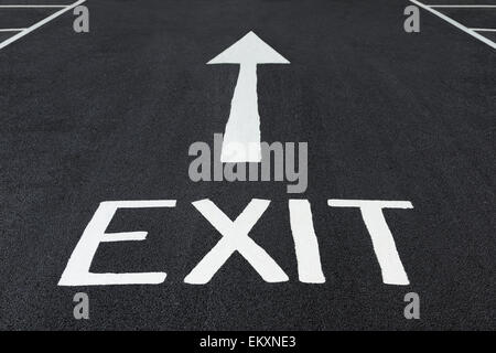 Exit Sign Painted sur une route. Banque D'Images