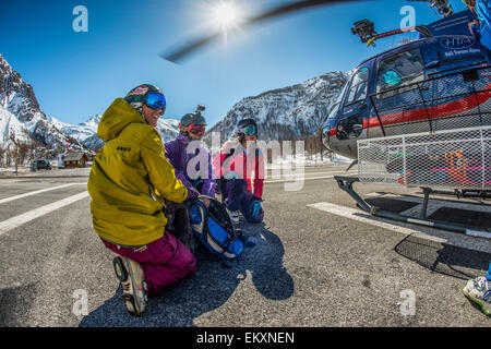 Un groupe de skieurs sont déposés par hélicoptère après le ski hors piste à Val d'Isère. Banque D'Images