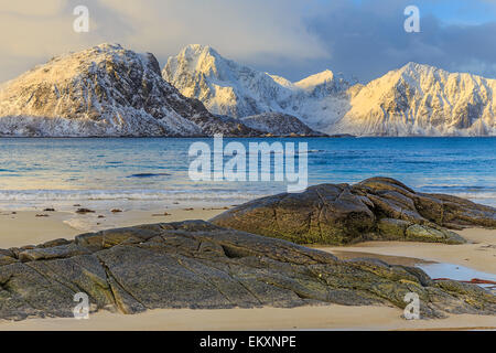 Lever de soleil à la plage, Haukland Lofoten, Norvège Banque D'Images