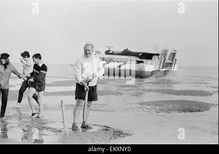 Banc de ronces de cricket. 'Action' présentation du match de cricket annuel entre le sud du Royal Yacht Club et le Club de voile de l'île sur un banc de sable sur l'île de Wight. 18 Septembre 1966 Banque D'Images