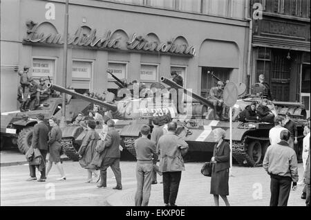 Prague, Tchécoslovaquie. Fin du Printemps de Prague, une période de libéralisation politique en Tchécoslovaquie à l'époque de sa domination par l'Union soviétique après la Seconde Guerre mondiale. Un réservoir de patrouilles dans Wenselas carré comme les sections locales à pied par. Août 1968. Banque D'Images