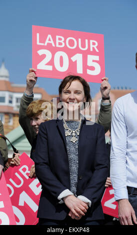 Hove Brighton UK 14 avril 2015 - Justine Miliband l'épouse de leader travailliste Ed Miliband réunion des militants du Parti du Travail sur Hove front dont les éventuels candidats parlementaires pour Hove Peter Kyle Banque D'Images