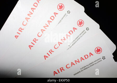 Quatre d'embarquement d'Air Canada photographié sur un fond noir. Banque D'Images