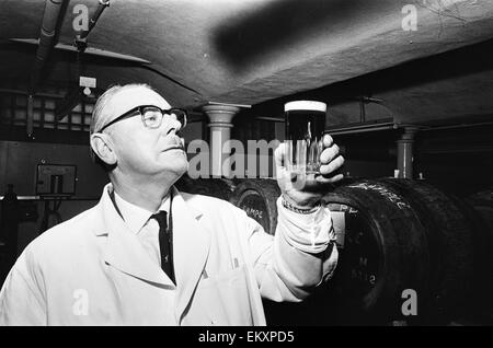 Vue générale de la brasserie Tetley, Leeds, Yorkshire du Sud. Sabrooke James recherche de couleur. 13 Décembre 1967 Banque D'Images