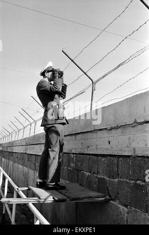 Vue sur le mur de Berlin avec des soldats en patrouille. Octobre 1961. Banque D'Images