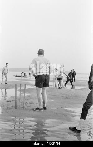 Banc de ronces de cricket. 'Action' présentation du match de cricket annuel entre le sud du Royal Yacht Club et le Club de voile de l'île sur un banc de sable sur l'île de Wight. 18 Septembre 1966 Banque D'Images